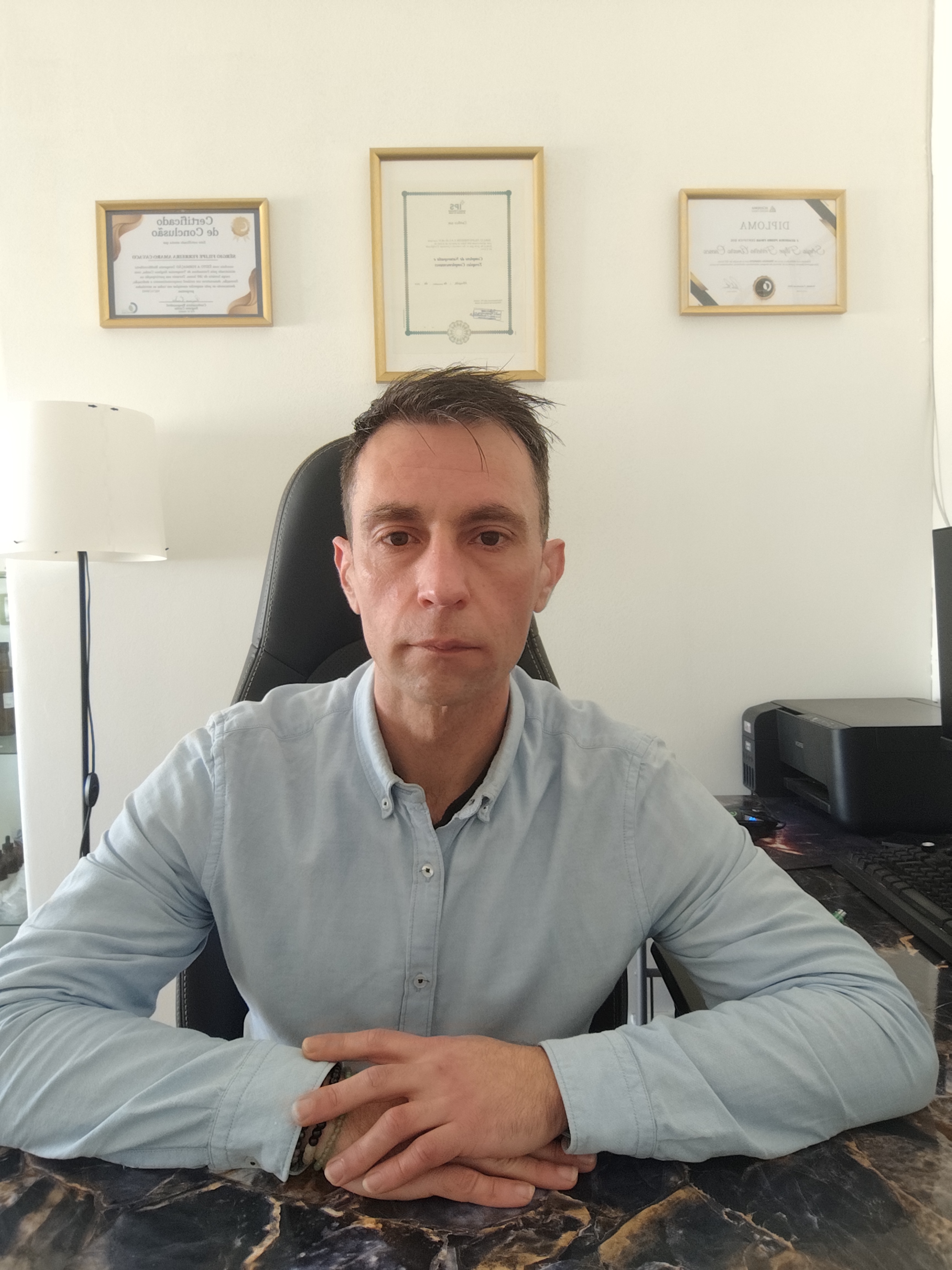 Sérgio Filipe, terapeuta holístico em Lisboa com mais de 10 anos de experiência em medicina integrativa e bioressonância